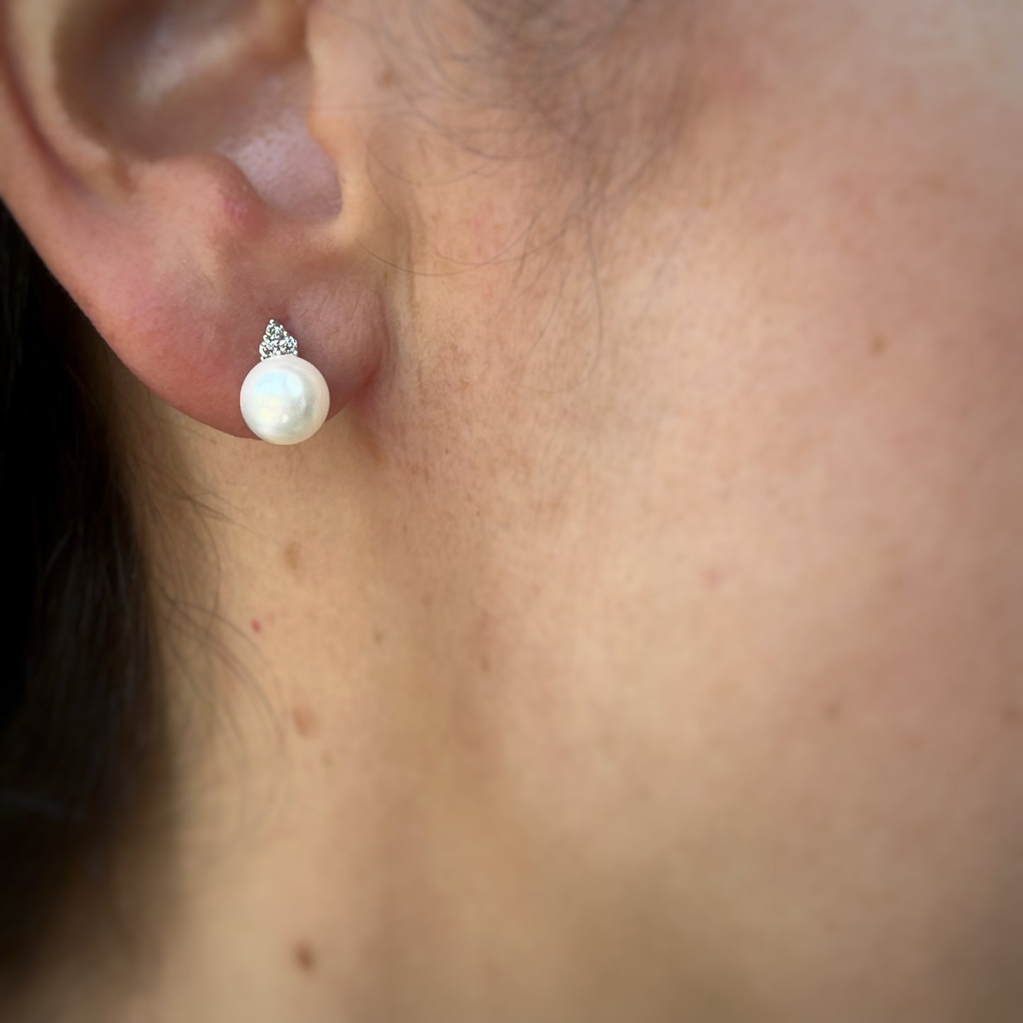 Aretes en oro 10k blanco con perla y 3 diamantes 0.06ctw