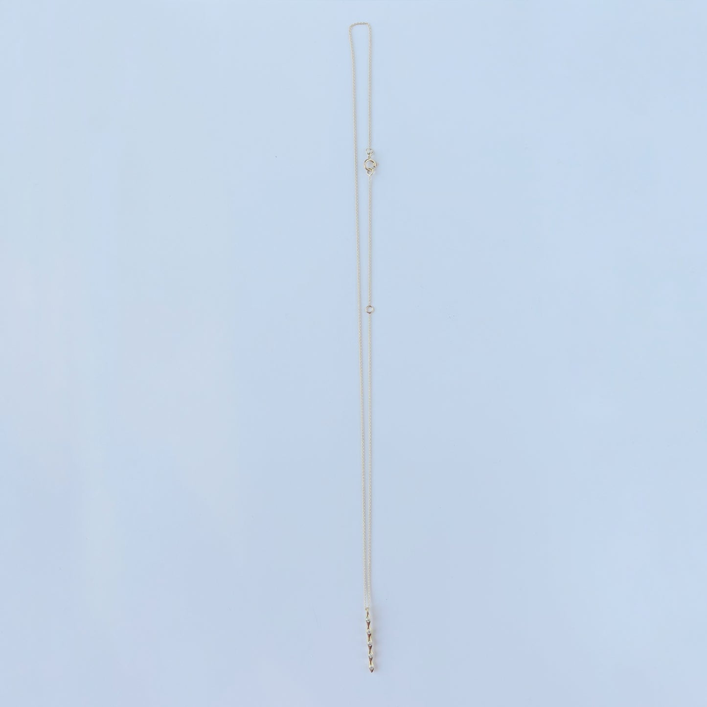 Collar en oro amarillo 14k con barra colgante de diamantes 0.06ctw