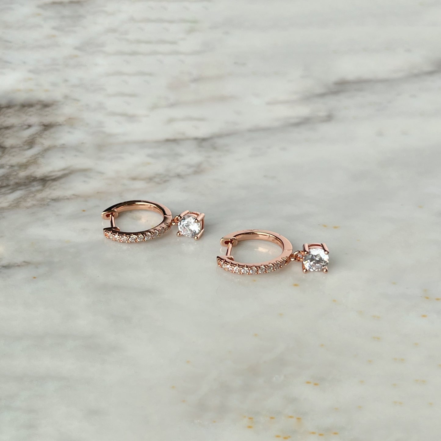 Argollas en plata con baño de oro rosa y circonitas con circonita colgante