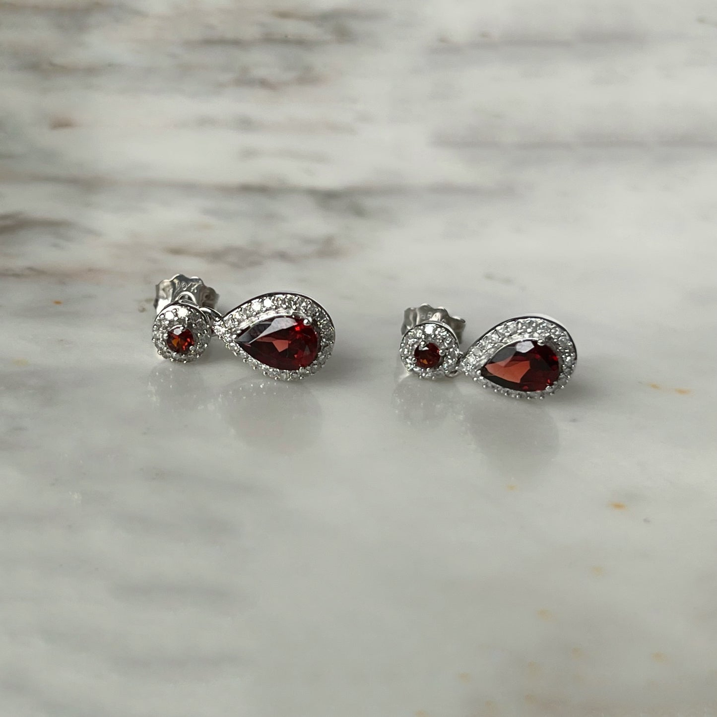 Aretes gota de granate y diamantes 0.18ctw en oro blanco 10K