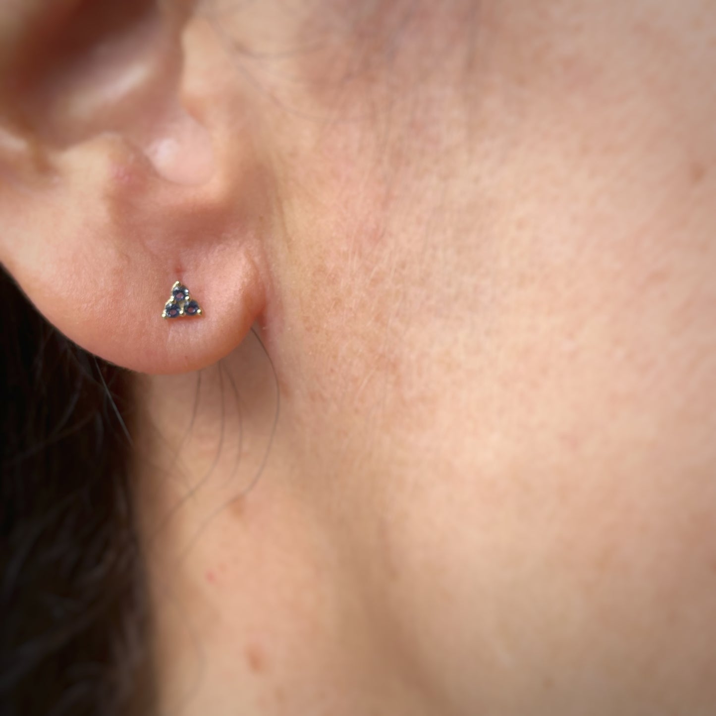 Aretes tres circonitas celestes de mini en oro de 14k con tope ortopédico
