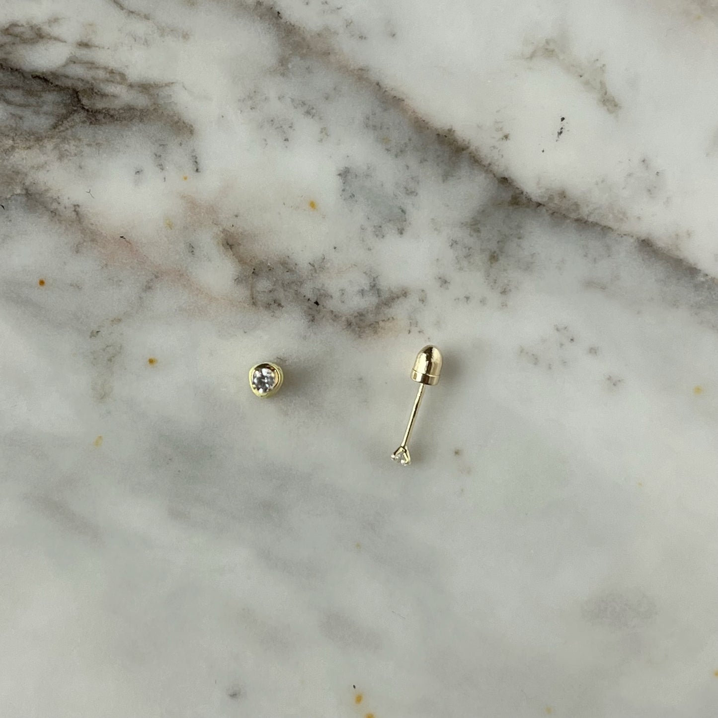 Aretes circonita blanca de 2mm en oro amarillo de 14k con tope ortopédico