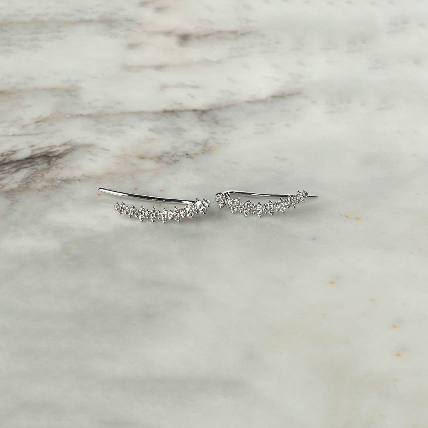 Aretes Crawler en oro blanco 10k y diamantes 0.25ctw