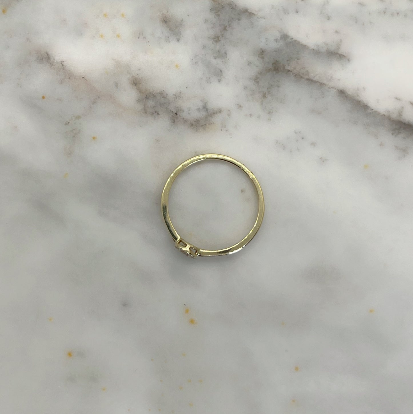 Anillo en oro amarillo 10k con granate y halo de diamantes 0.04ctw
