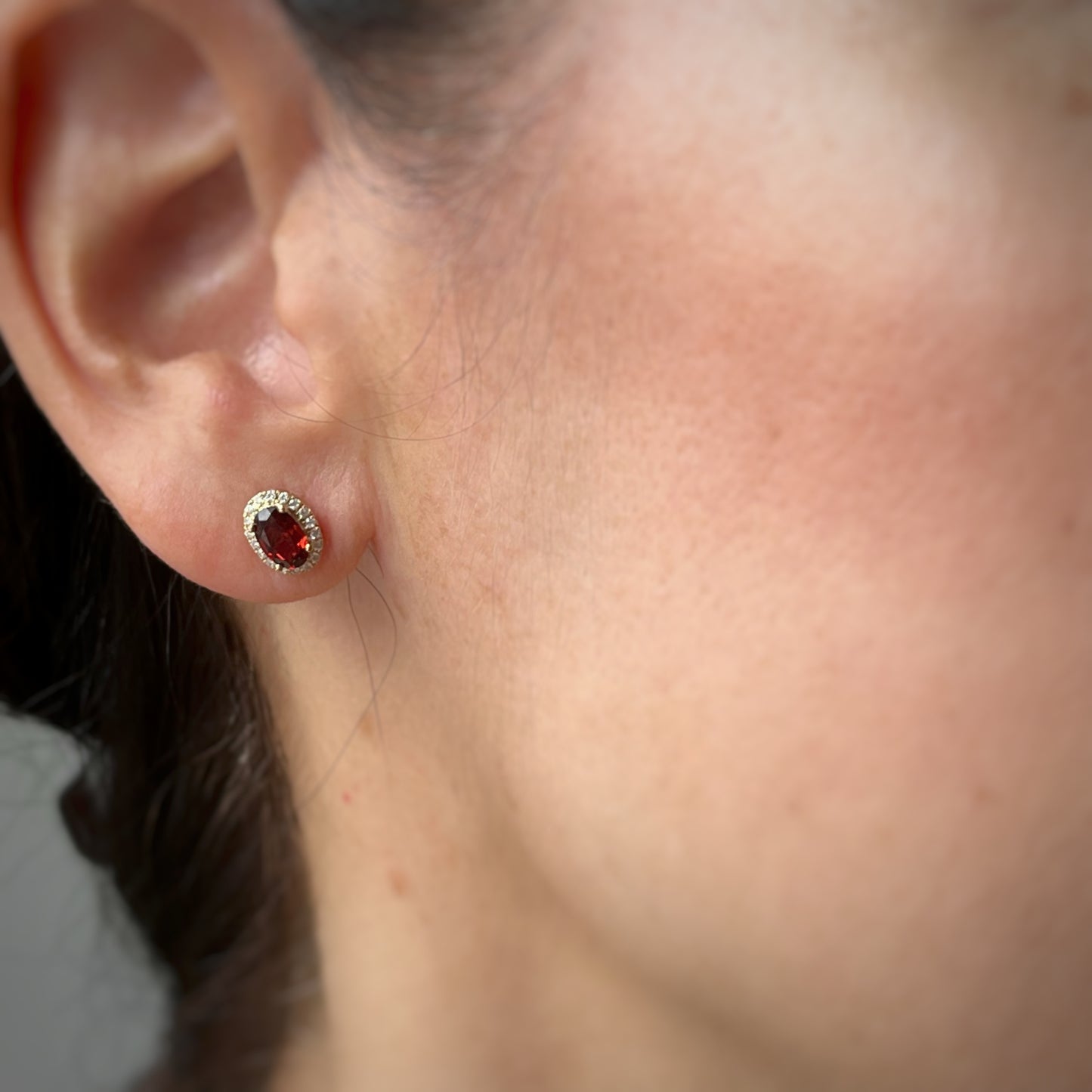 Aretes en oro amarillo 14K con granate y halo de diamantes 0.15ctw