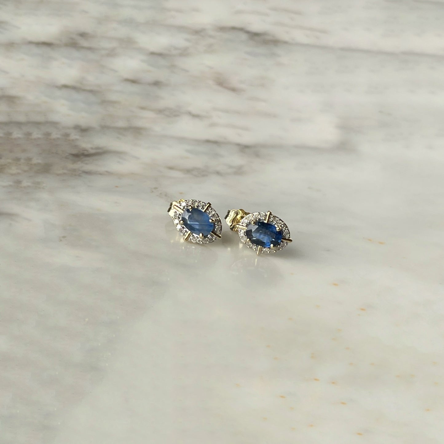 Aretes en oro amarillo 10k con zafiro y halo de diamantes 0.10ctw y líneas de oro