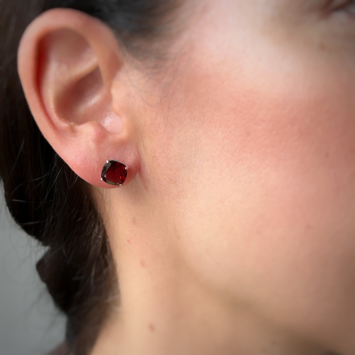 Aretes de granate corte cushion en oro blanco 10K