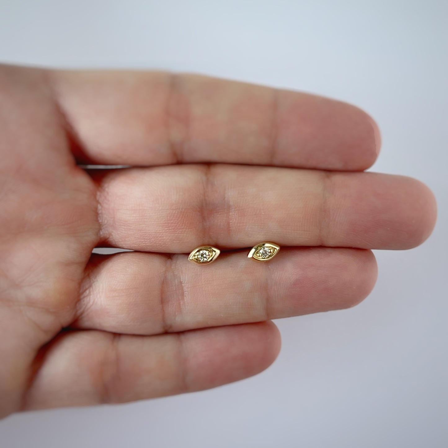 Aretes en oro amarillo 10k en forma de marquesa con diamante 0.08ctw