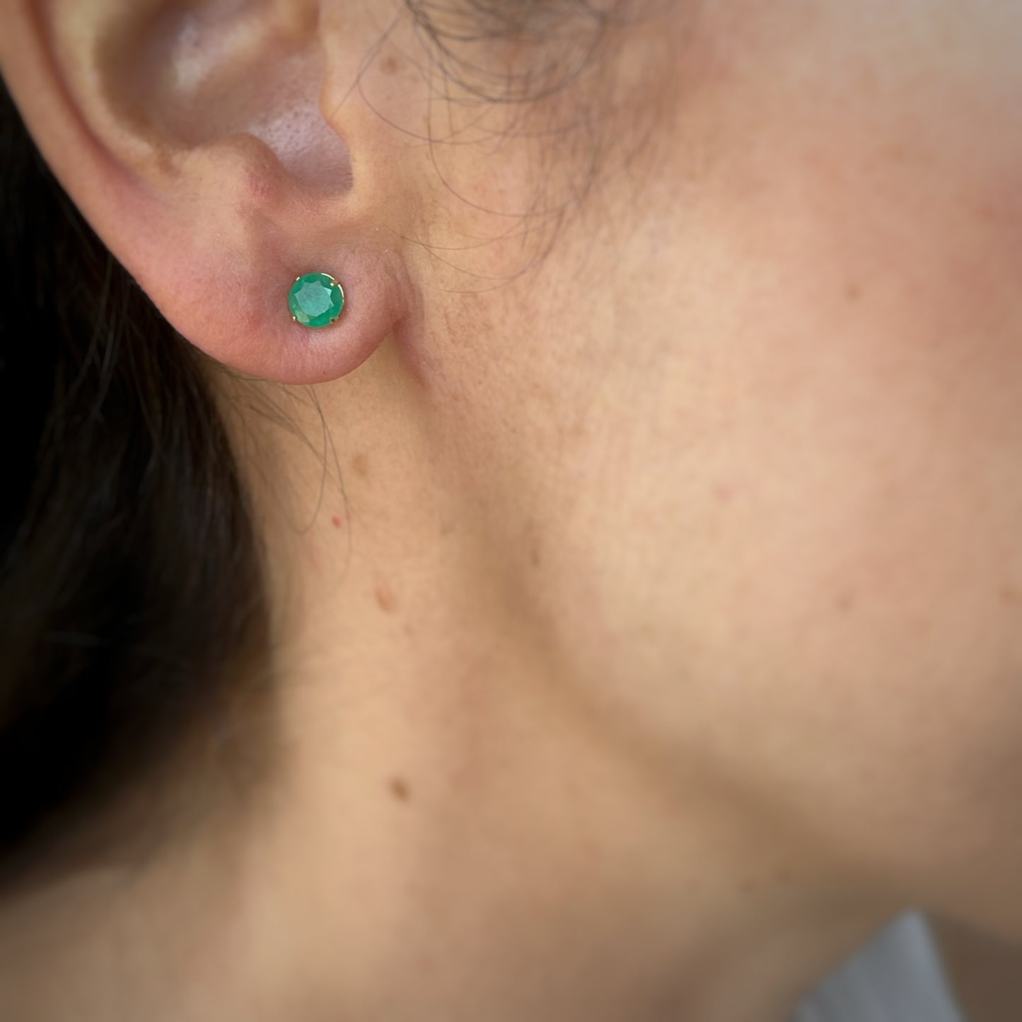 Aretes en oro amarillo 14k con esmeraldas redondas 5mm