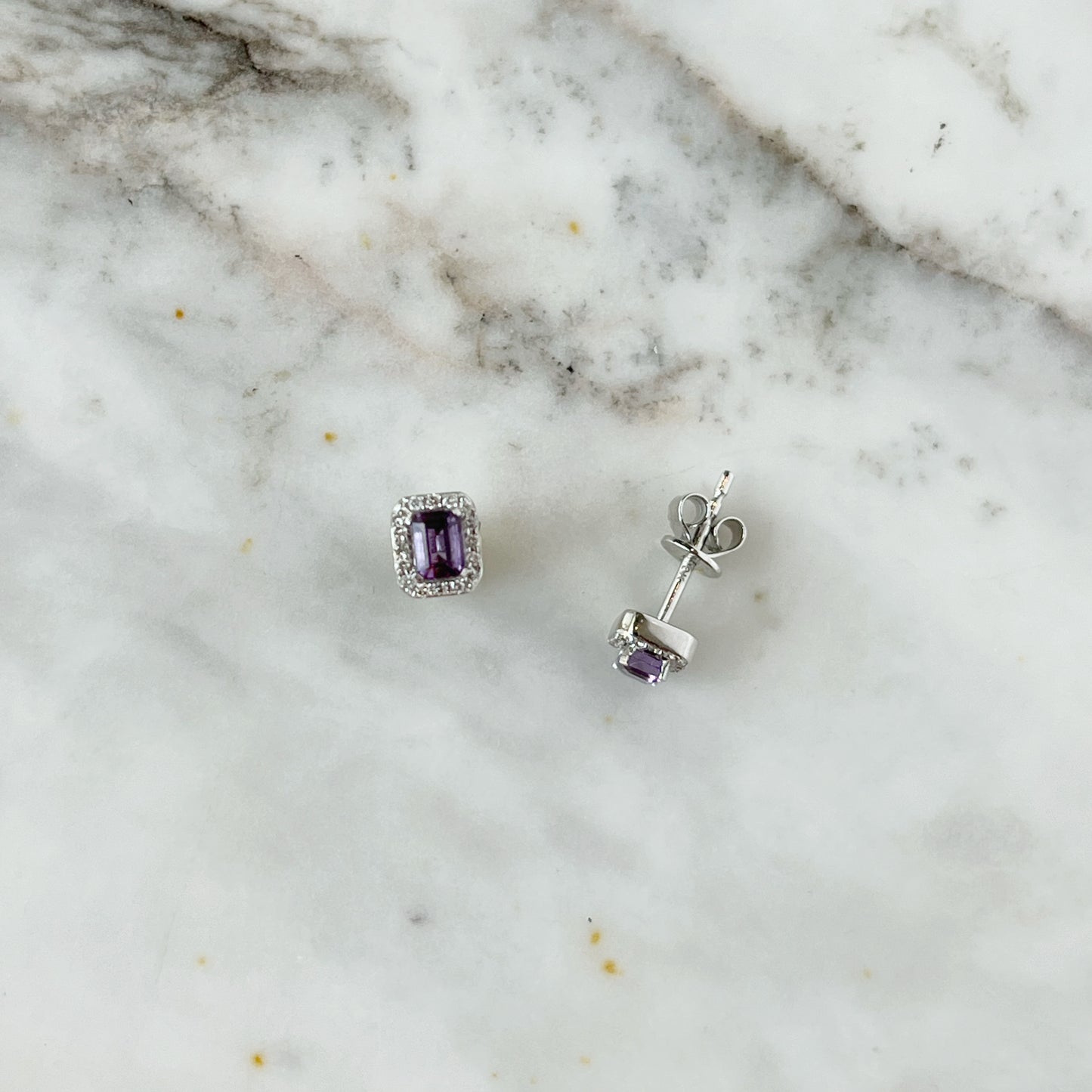 Aretes en oro blanco 10k con amatista rectangular y halo de diamantes 0.10ctw
