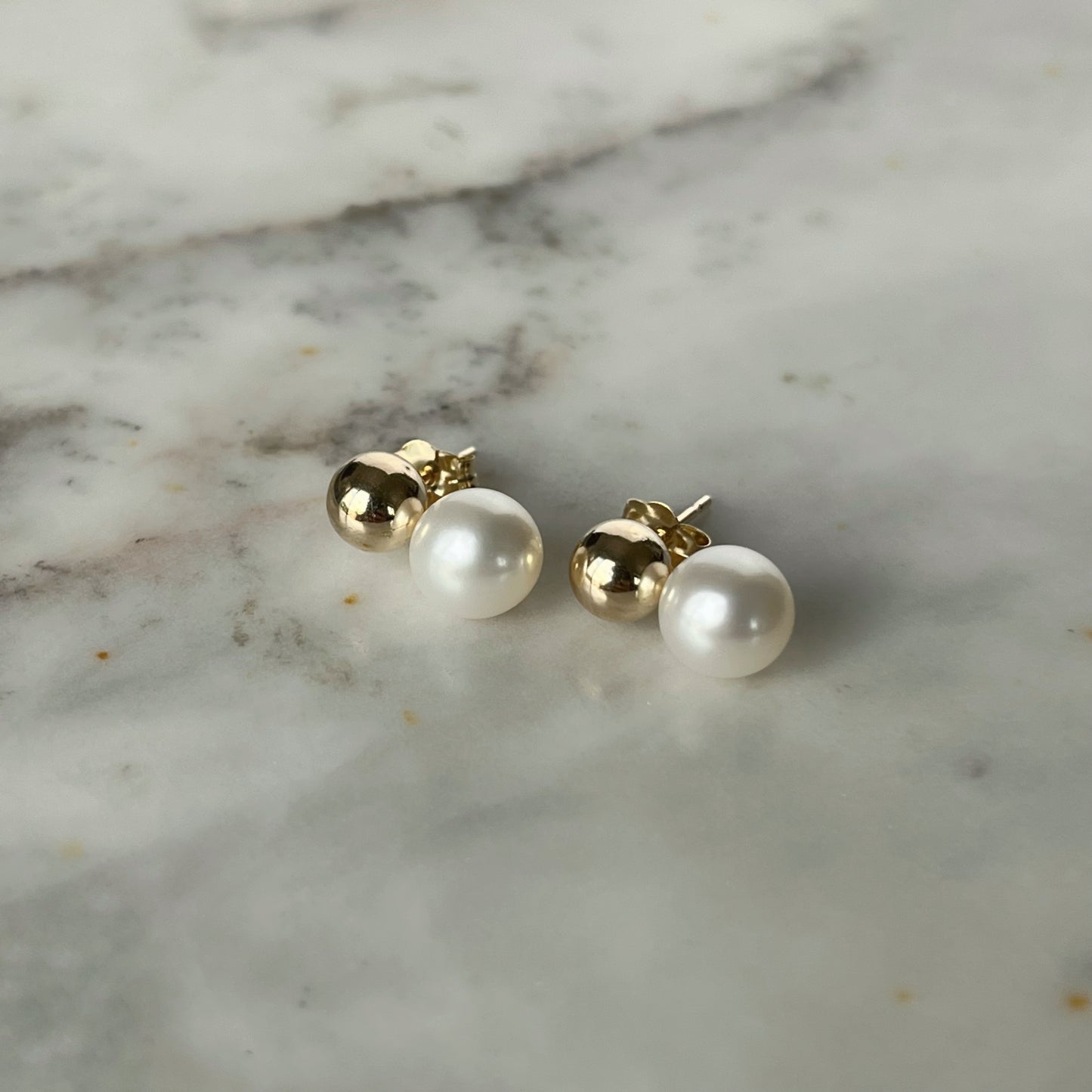 Aretes de perla con bolitas de oro 14K