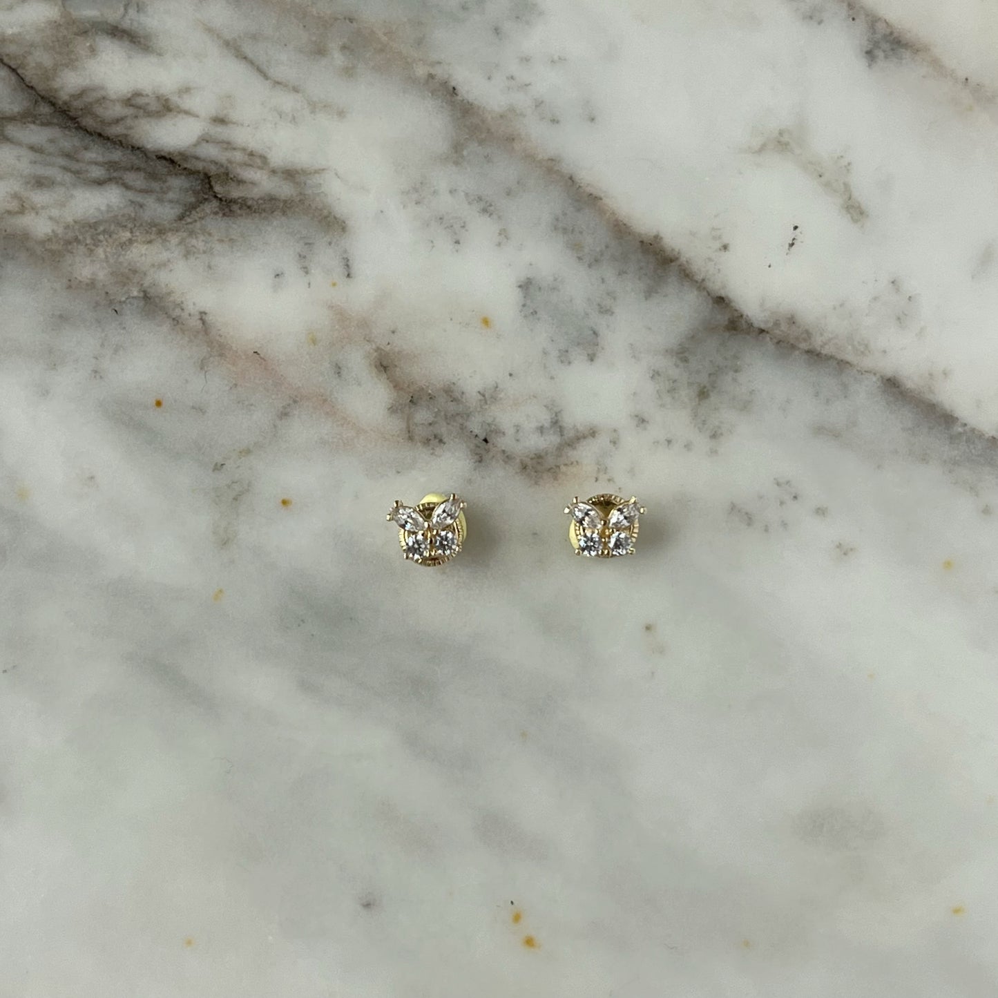 Aretes mariposa circonita blancos en oro amarillo de 14k con tope ortopédico