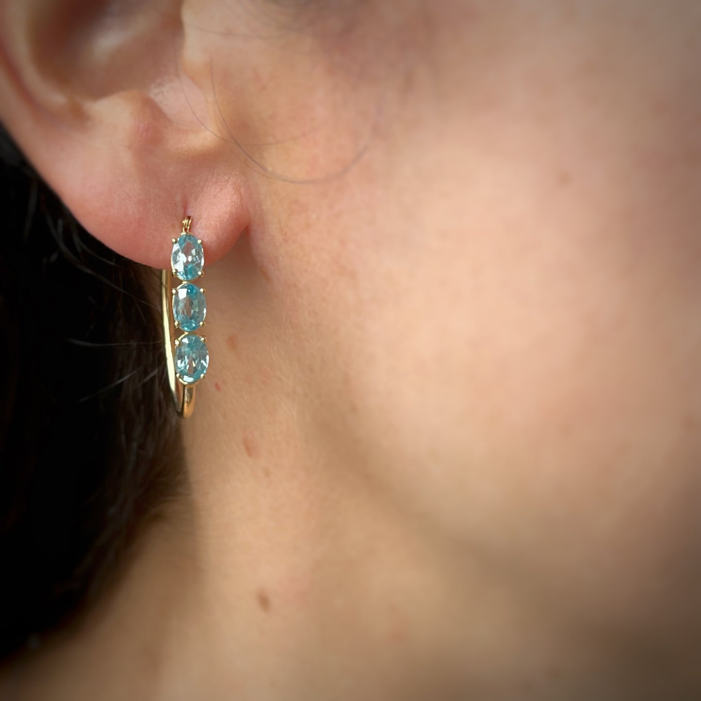 Argolla en oro amarillo 14 k con circones azules