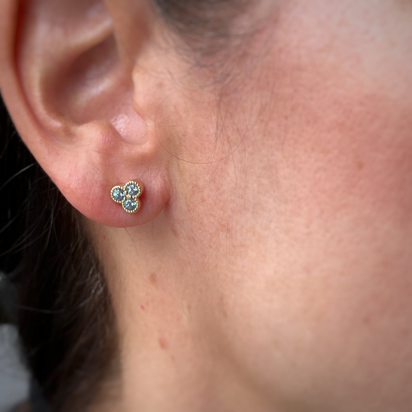 Aretes trio topacio azul en oro amarillo 14k