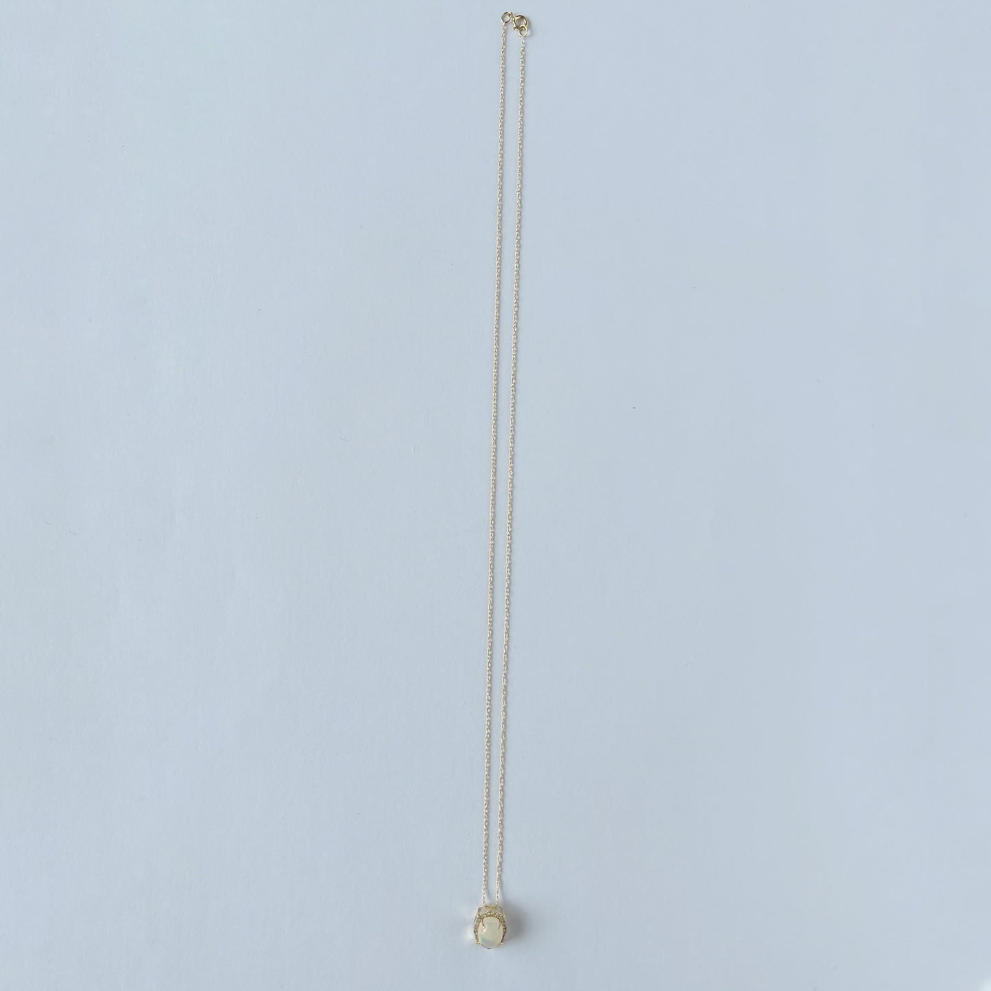 Collar en oro amarillo 10k con dije de ópalo y diamantes 0.10ctw