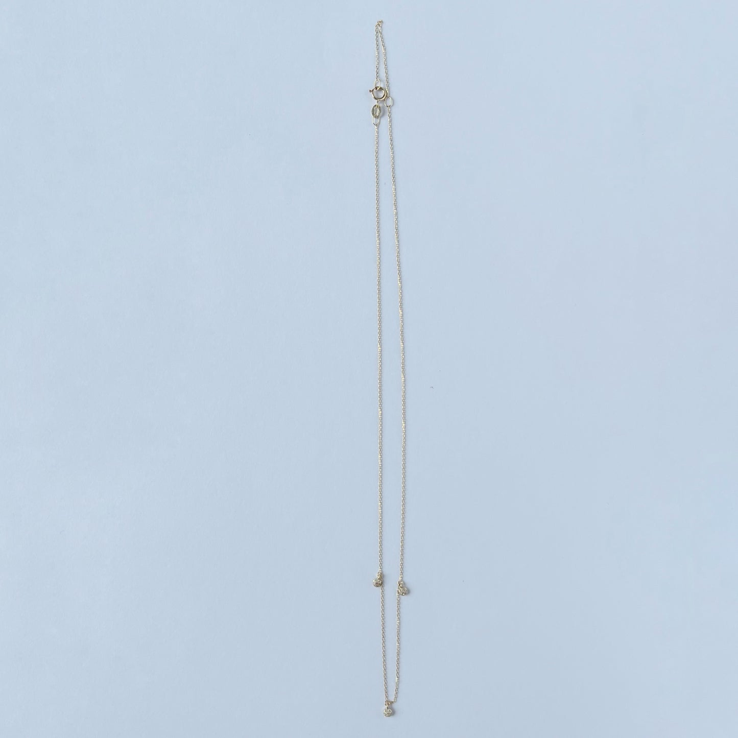 Collar en oro amarillo 14k con tres círculos colgantes de Diamantes 0.07ctw