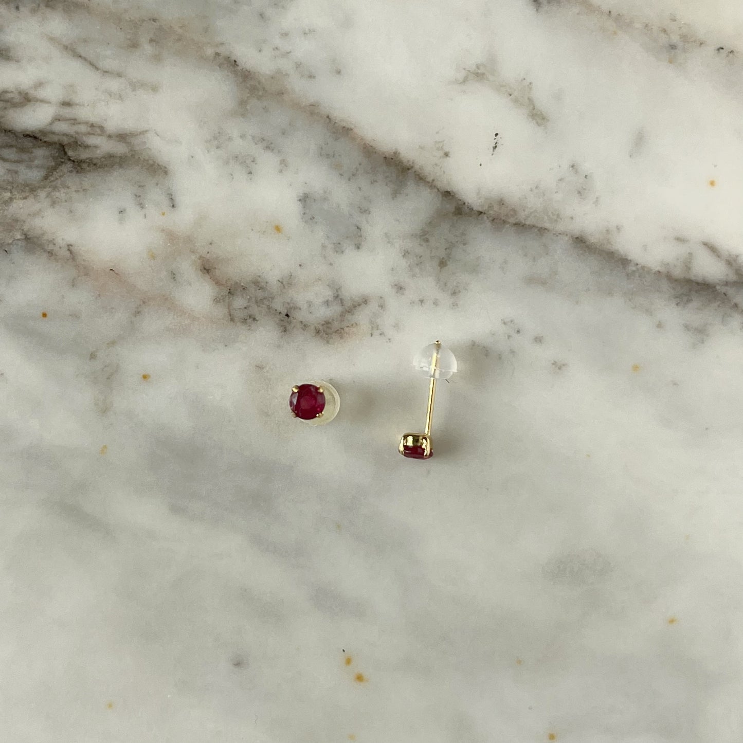 Aretes en oro amarillo 18k con rubí redondo 0.50ctw