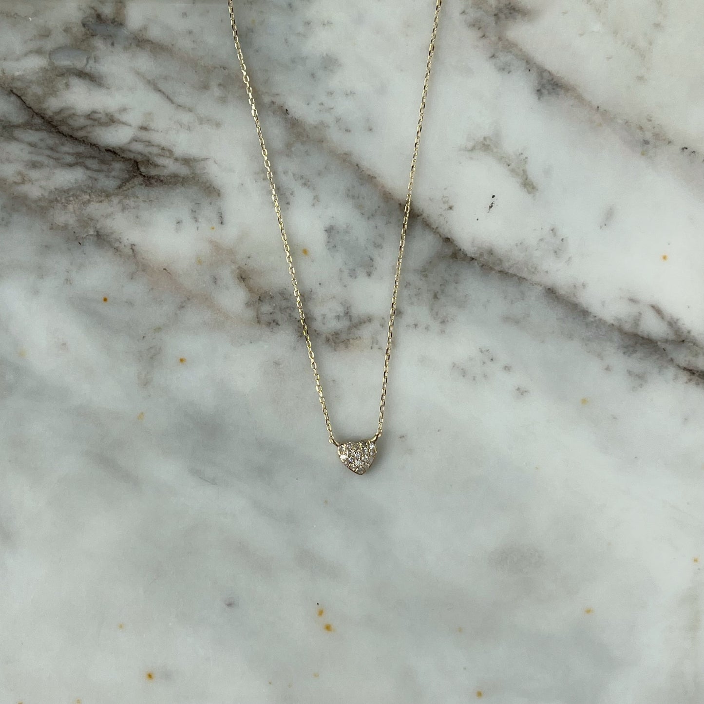 Collar en oro amarillo 14k con corazón de diamantes 0.05ctw