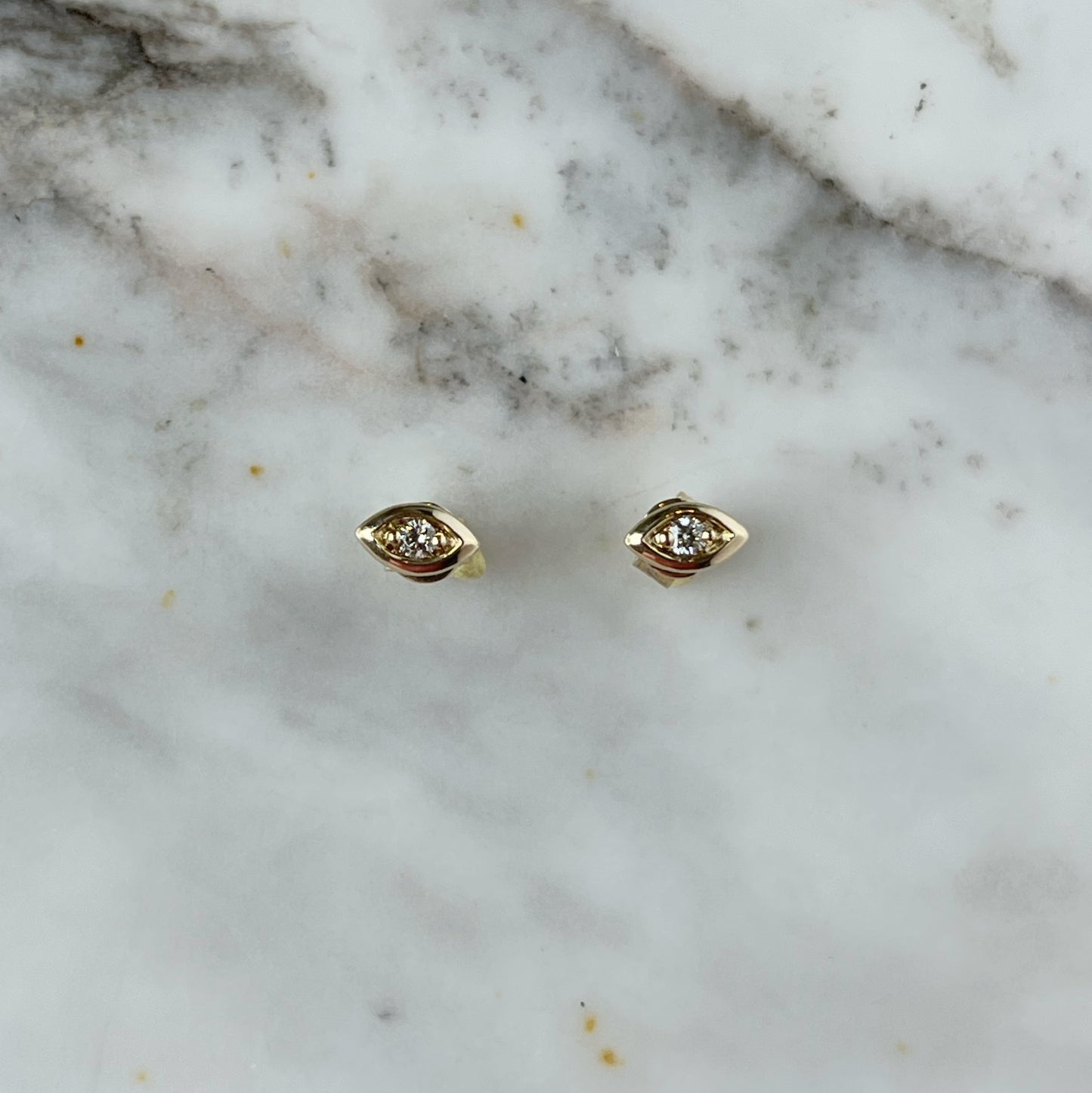 Aretes en oro amarillo 10k en forma de marquesa con diamante 0.08ctw