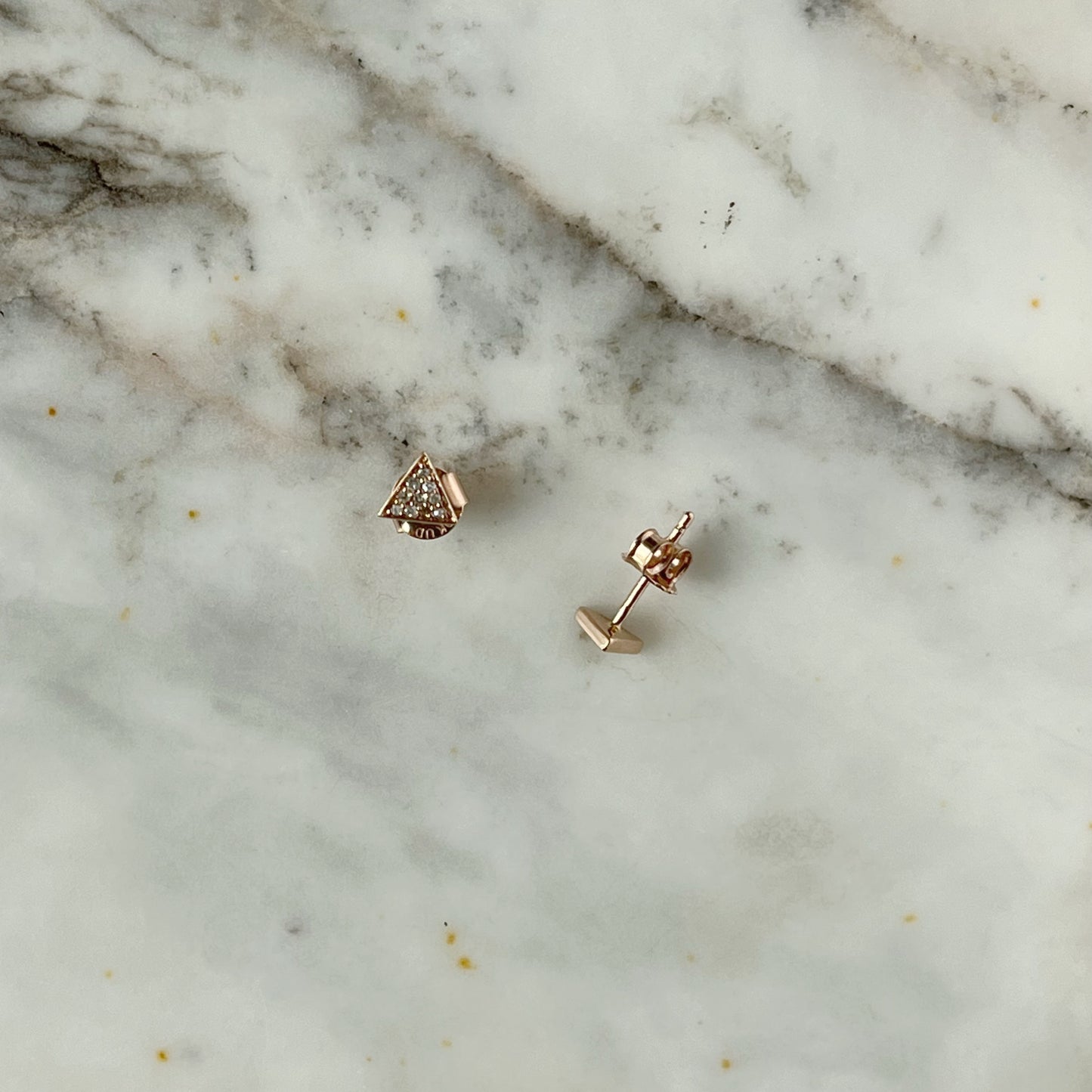 Aretes de triángulo con diamantes 0.08ctw en oro rosa 10k