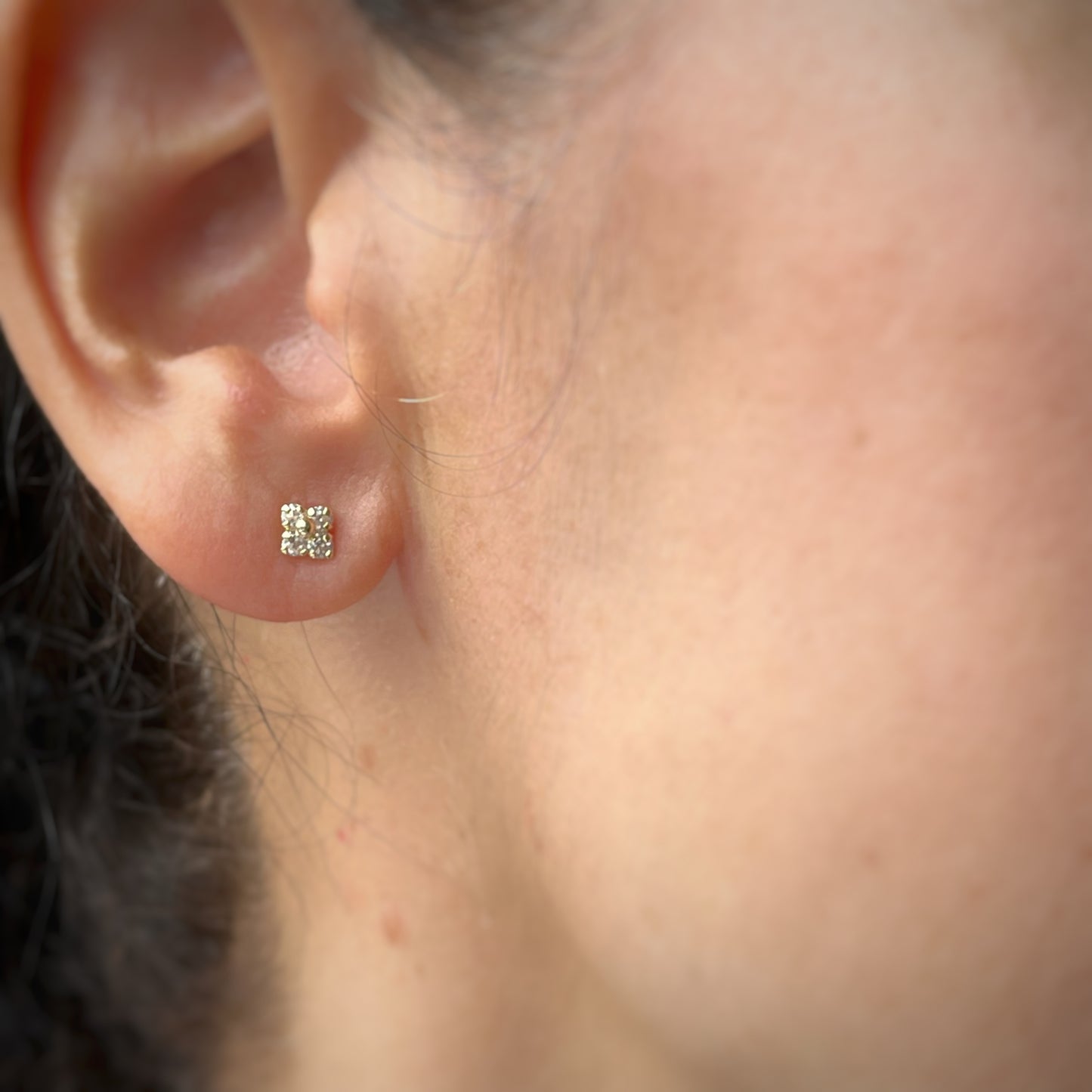 Arete flor de cuatro circonitas con bolita de oro amarillo de 14k con tope ortopédico