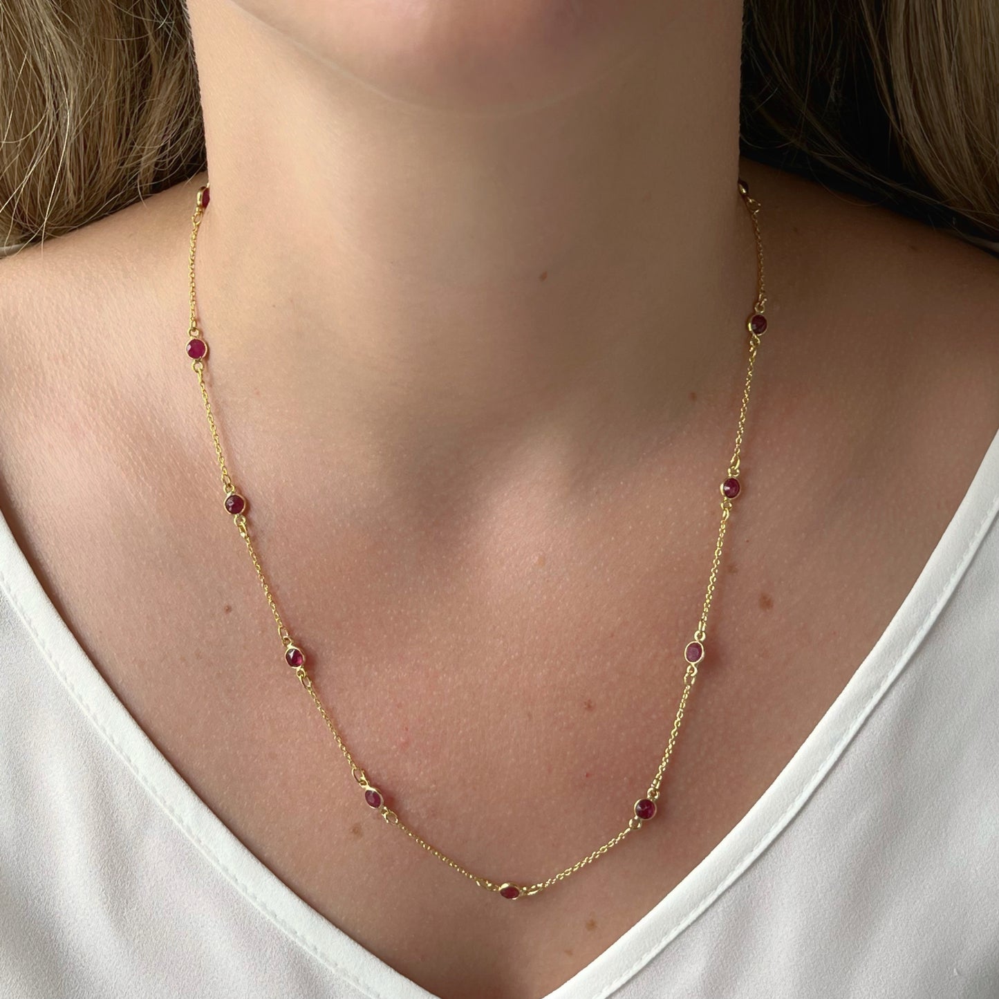 Collar de plata con baño de oro amarillo y estaciones de Rubí 5.20ctw