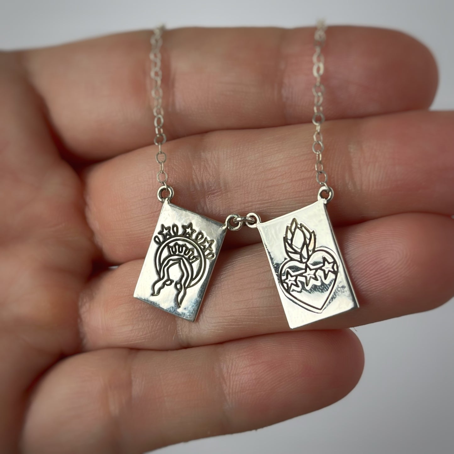 Escapulario de dos medallas en plata con cadena fina