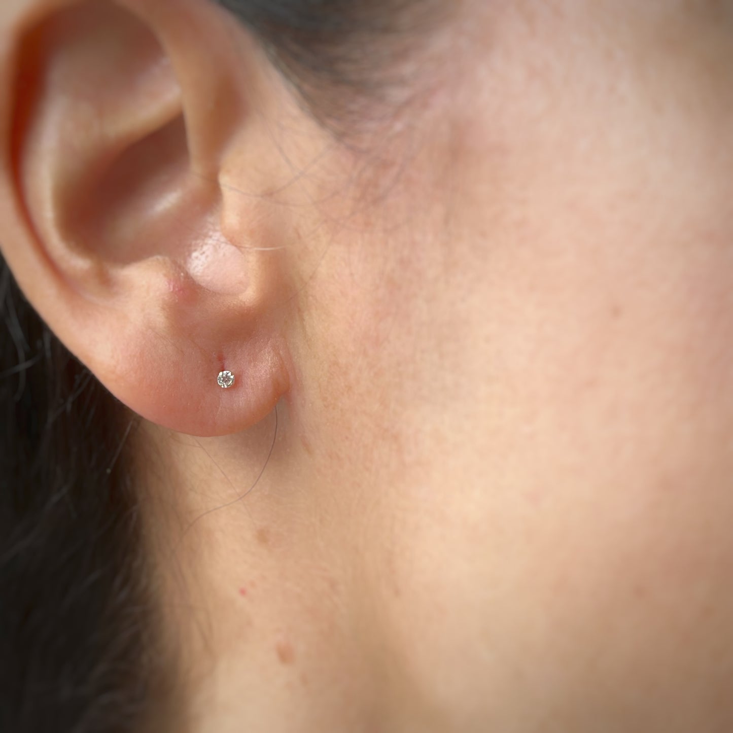 Aretes circonita blanca de 2mm en oro amarillo de 14k con tope ortopédico