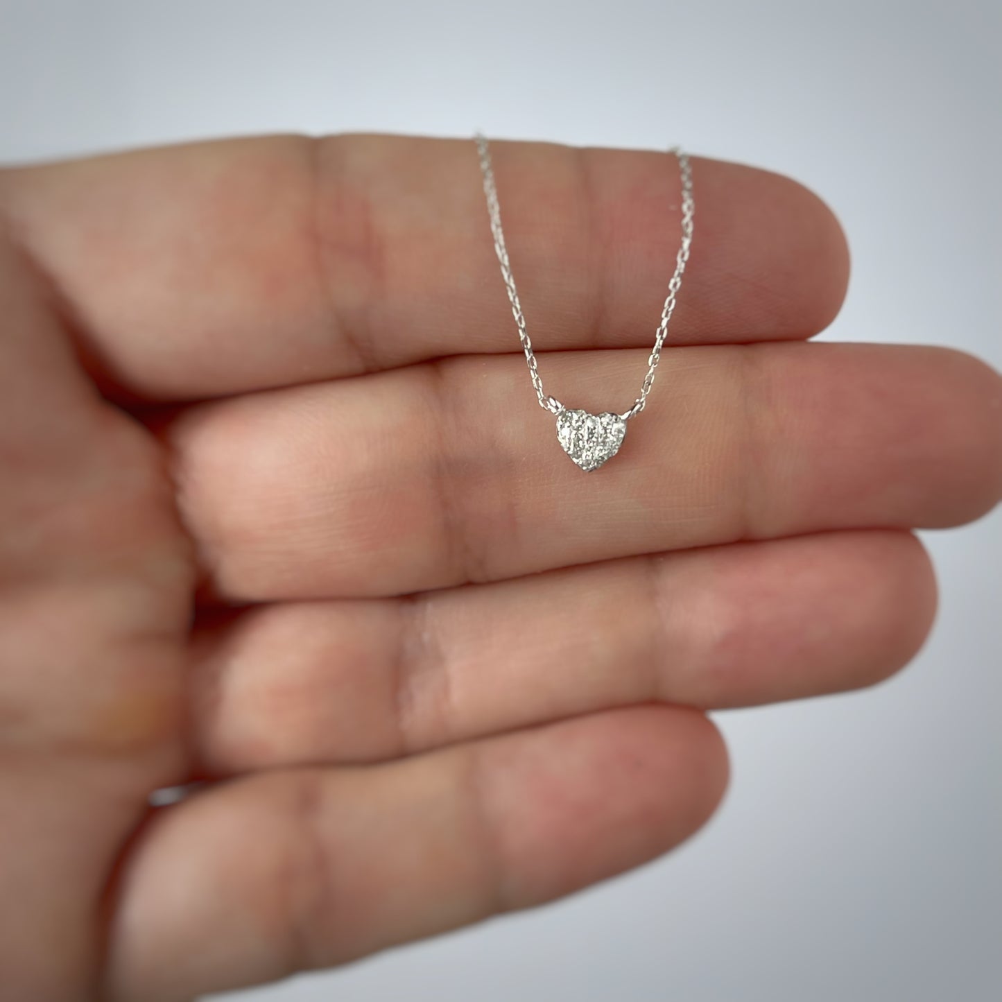 Collar en oro blanco 14k con corazón de diamantes 0.05ctw