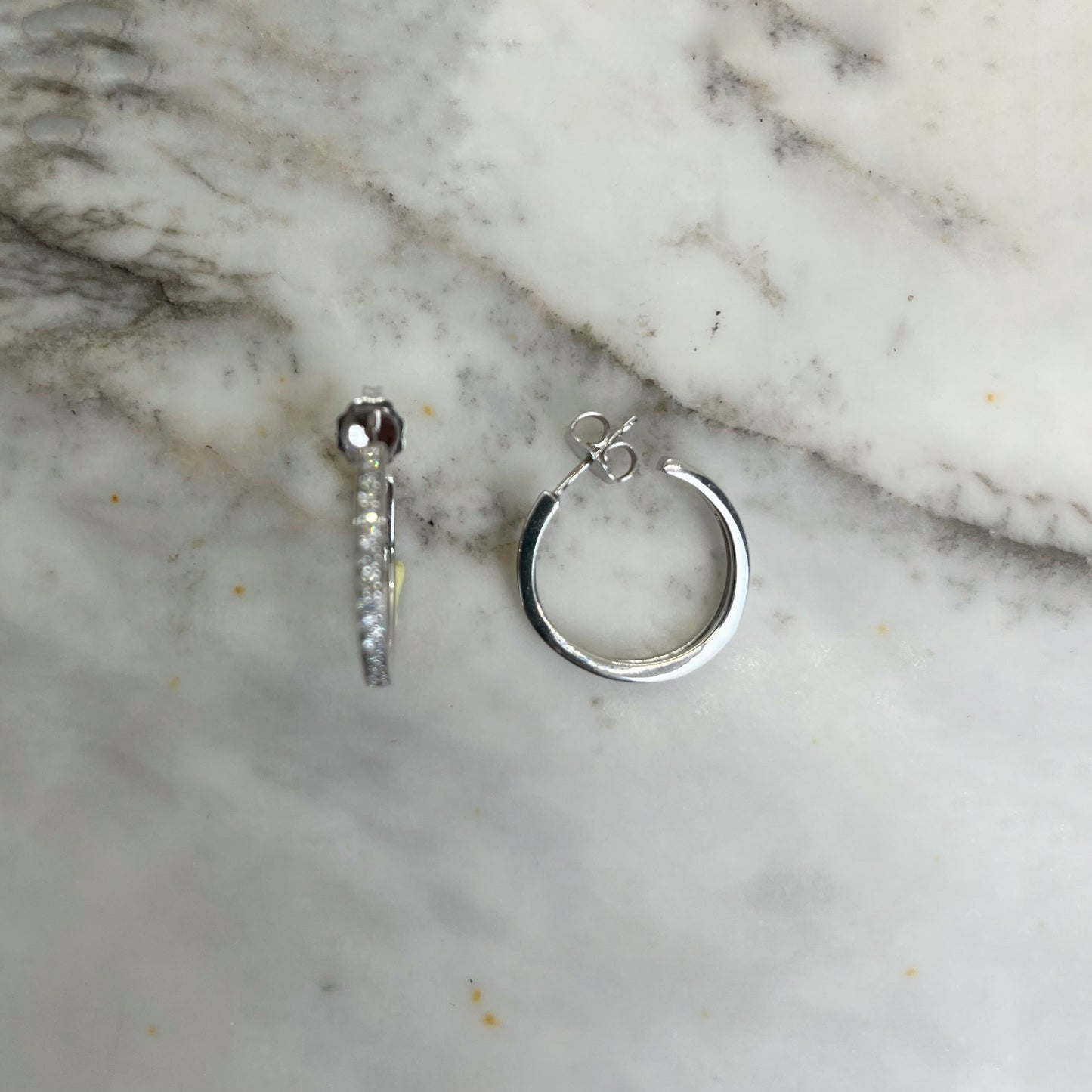 Argollas con mariposa en oro blanco 10 k con diamantes 0.50ctw