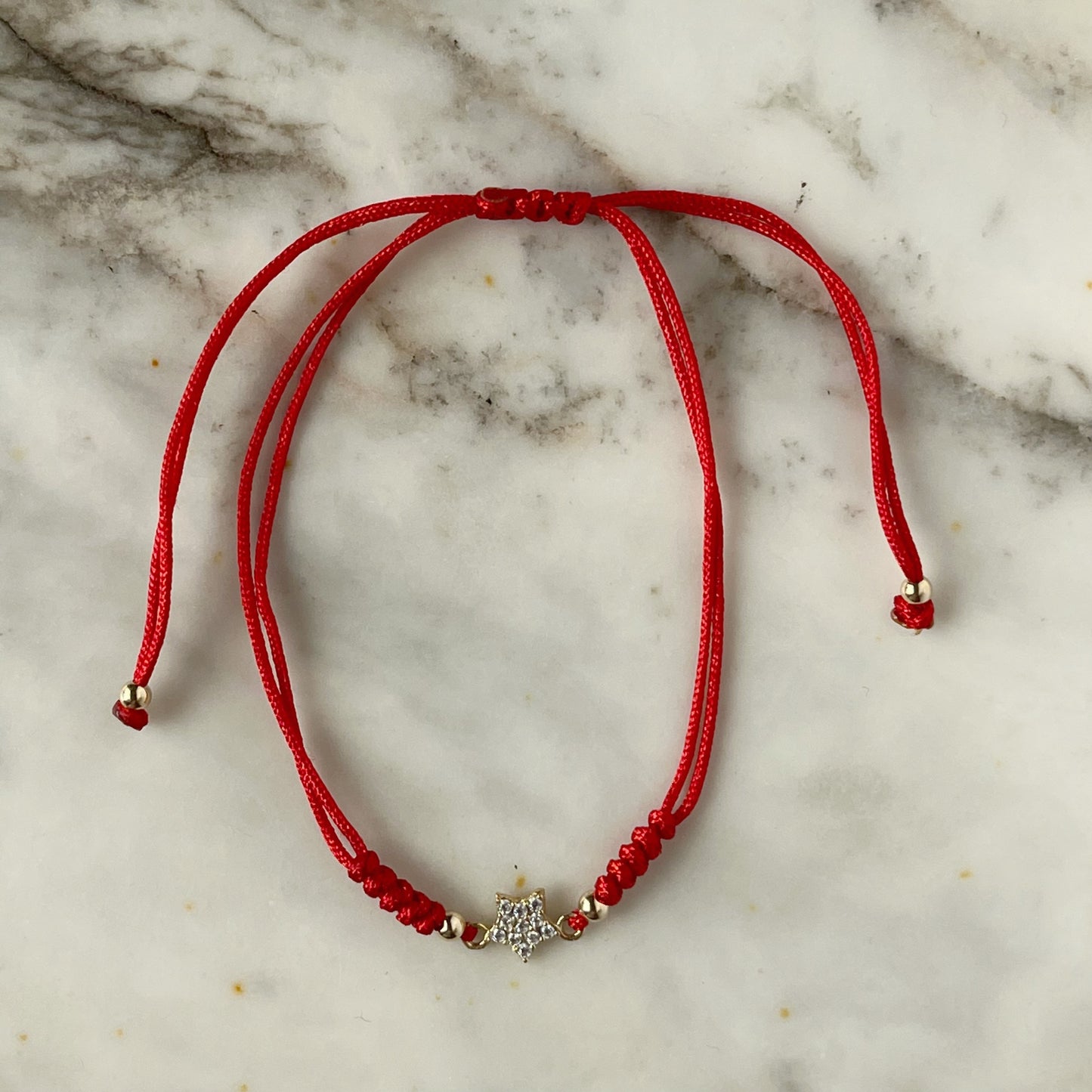 Pulsera cordón rojo estrella completa en oro de 14K