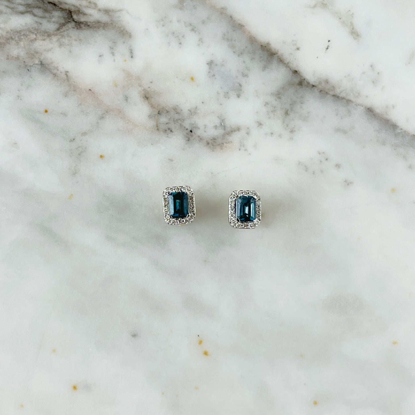 Aretes en oro blanco 10k con topacio London blue rectangular y halo de diamantes 0.10ctw
