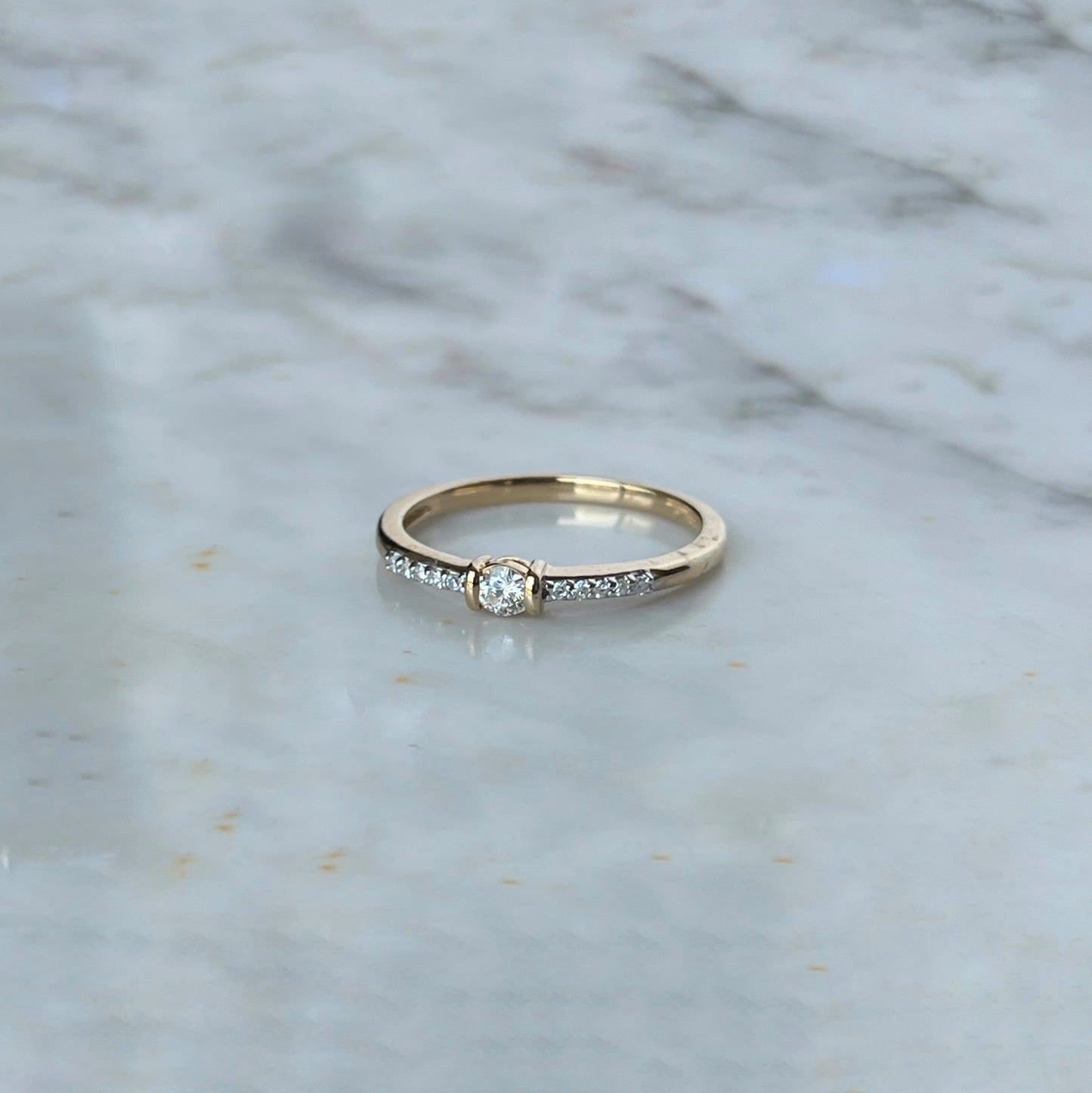 Anillo en oro amarillo 14k con 0.20ctw de diamantes