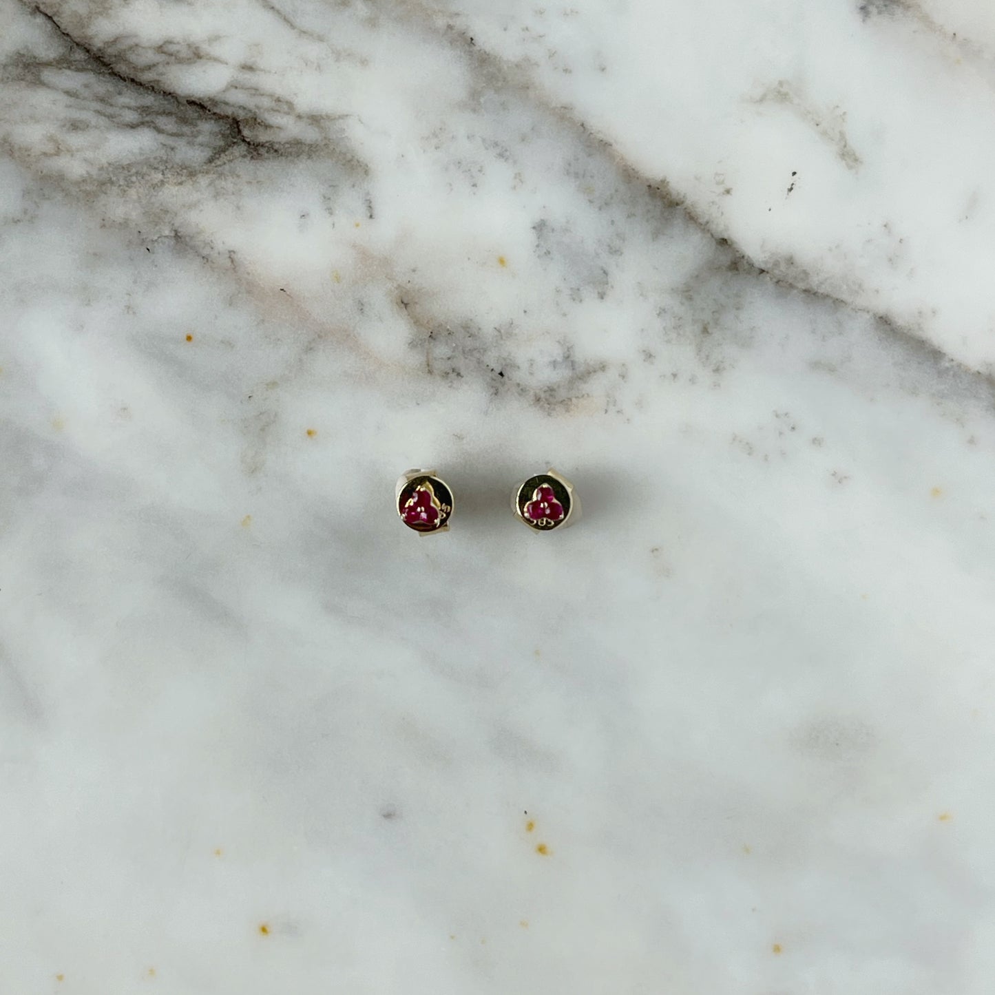 Aretes mini de 3 rubíes en oro amarillo 14k