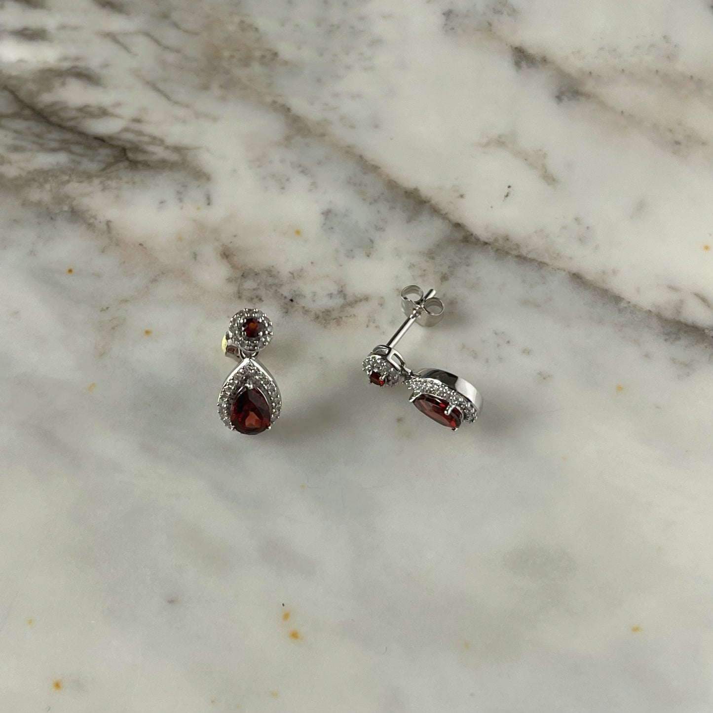 Aretes gota de granate y diamantes 0.18ctw en oro blanco 10K