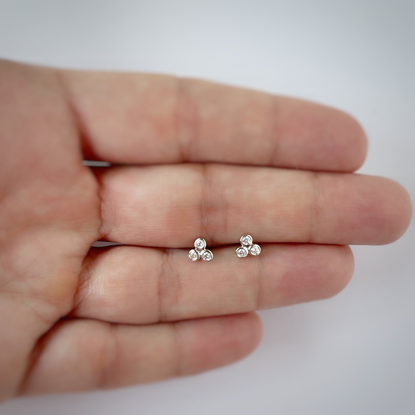 Aretes en oro blanco 10k con 3 diamantes biselados 0.15ctw