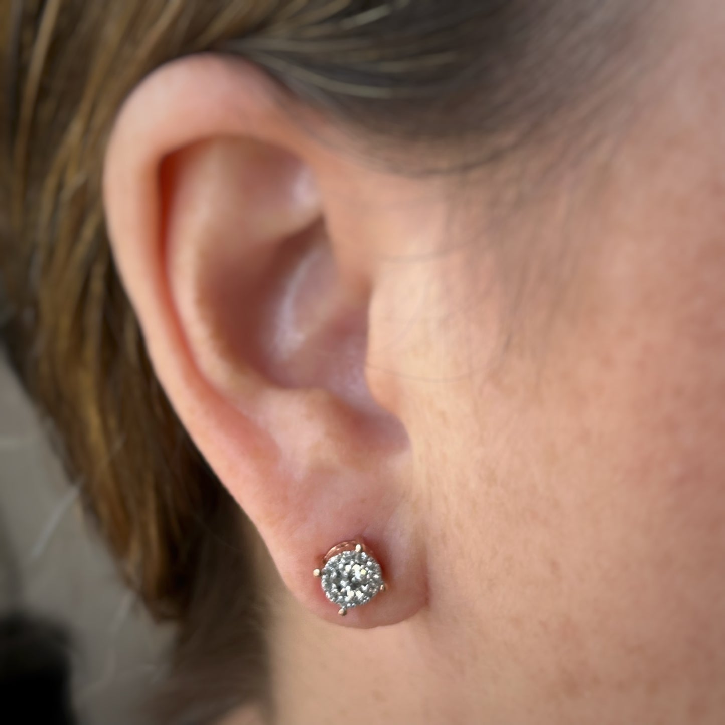 Aretes redondos de 0.25ctw de diamantes con halo en oro rosa de 10k