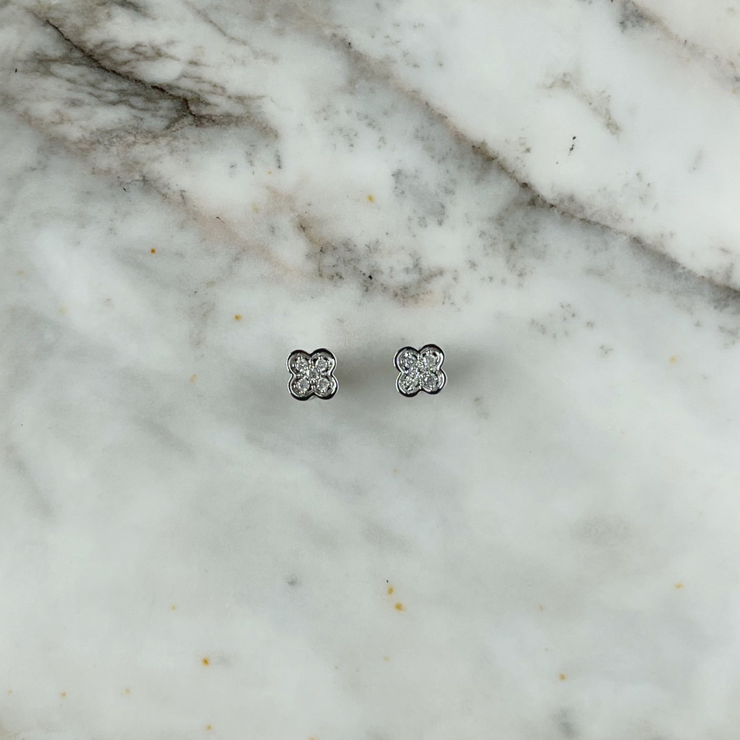Aretes en oro blanco de 14k de flor con diamantes 0.10ctw