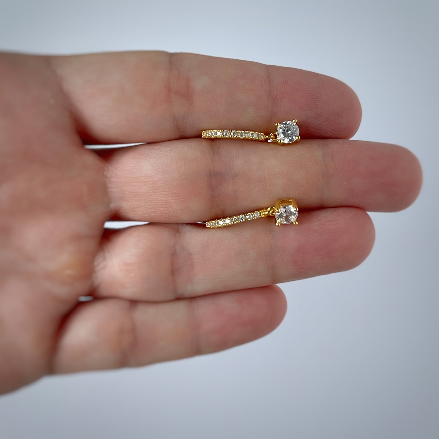 Argollas en plata con baño de oro amarillo y circonitas con circonita colgante