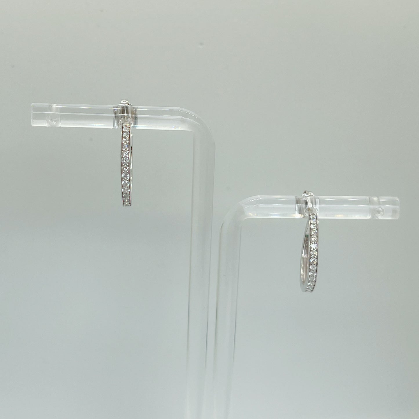 Argollas con mariposa en oro blanco 10 k con diamantes 0.50ctw