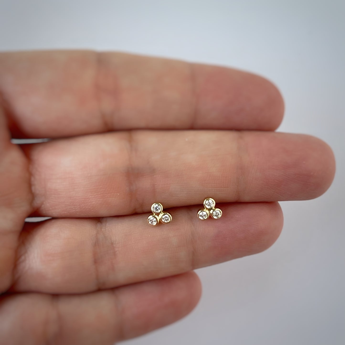 Aretes en oro amarillo 10k con 3 diamantes biselados 0.15ctw