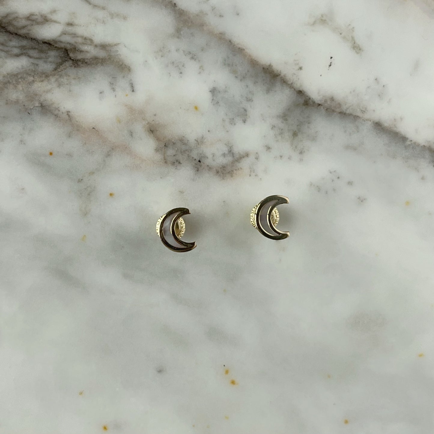 Aretes luna en madre perla con borde de oro de 14k con tope ortopédico