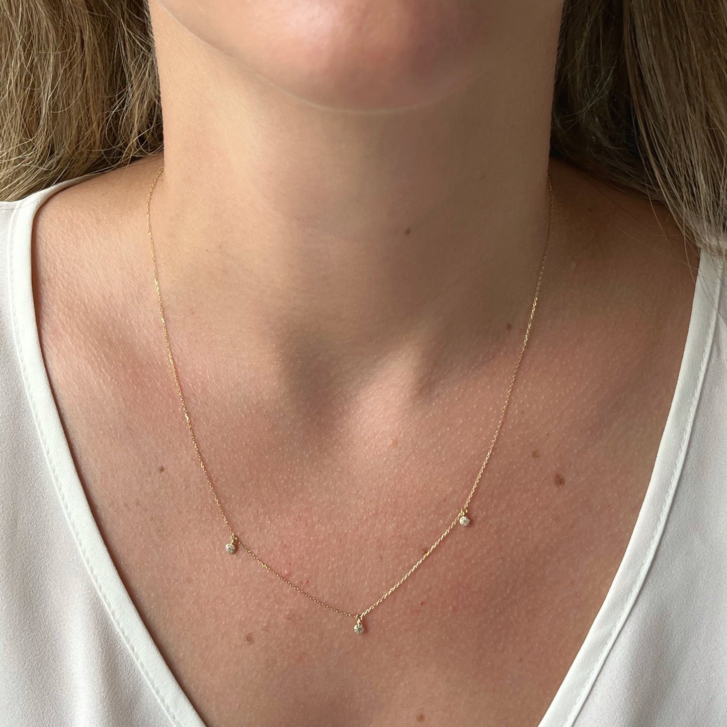 Collar en oro amarillo 14k con tres círculos colgantes de Diamantes 0.07ctw