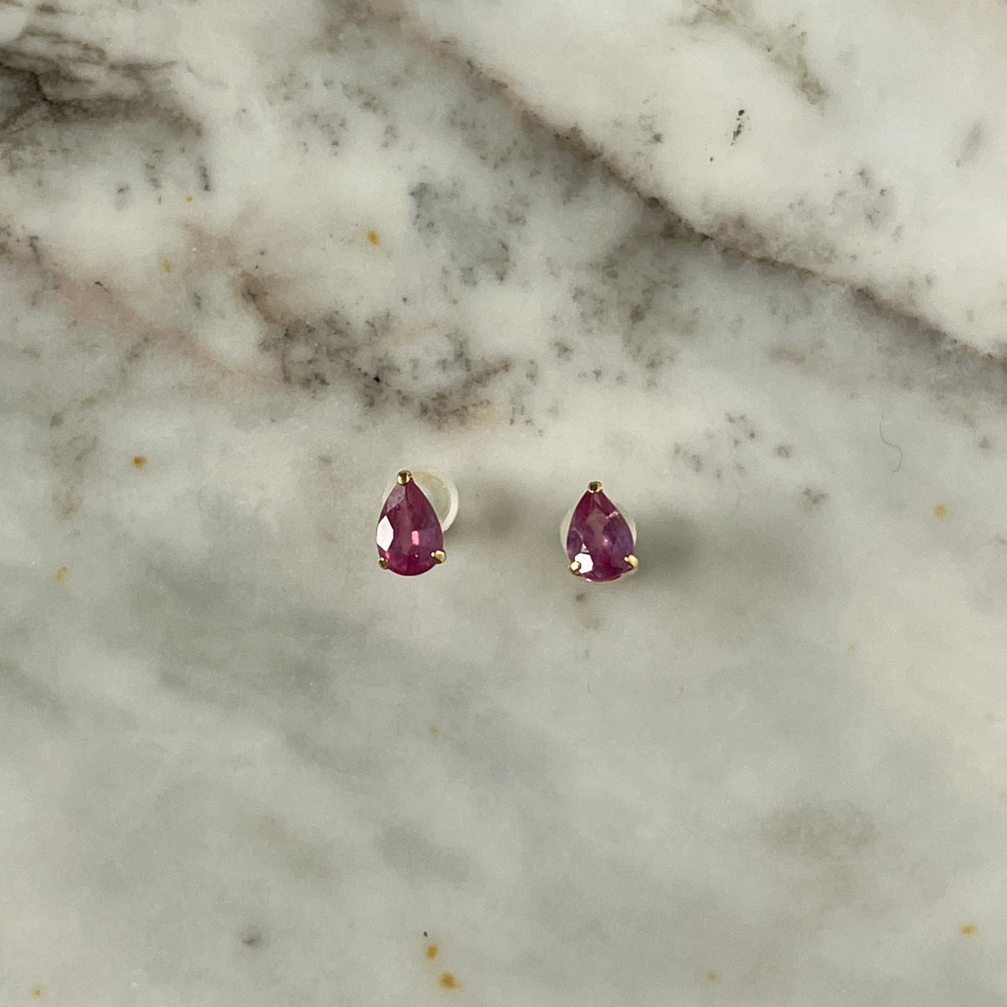 Aretes en oro amarillo 18k con rubí forma de gota 1ctw
