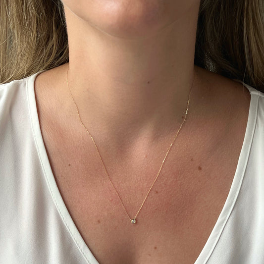 Collar en oro amarillo 14k con diamante biselado 0.05ct