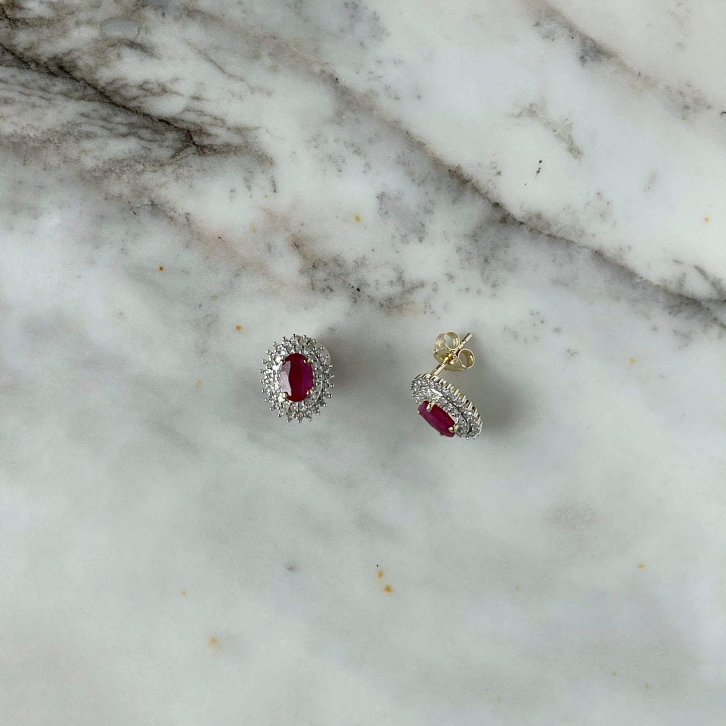 Aretes en oro amarillo 10k con rubí y doble halo de diamantes 0.25ctw