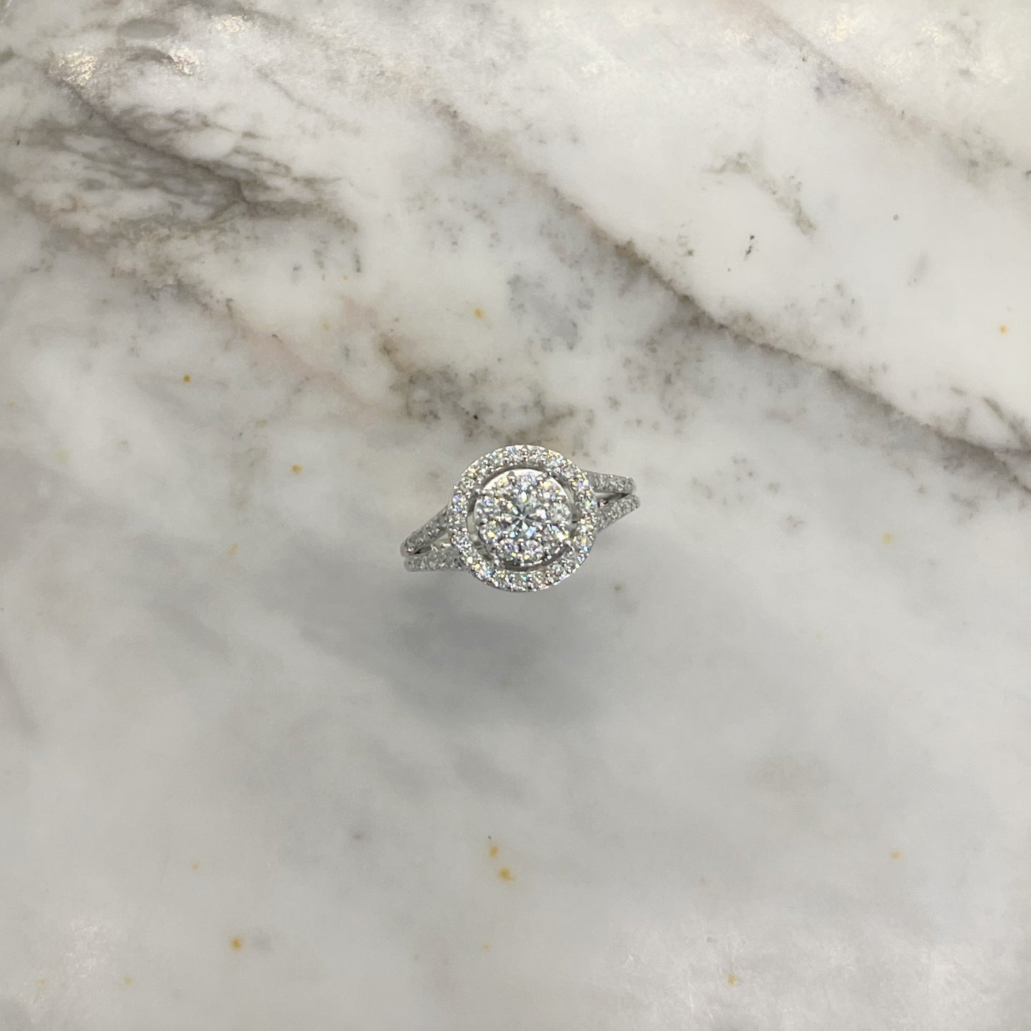 Anillo en oro blanco 10k con doble halo de diamantes de laboratorio 0.75ctw