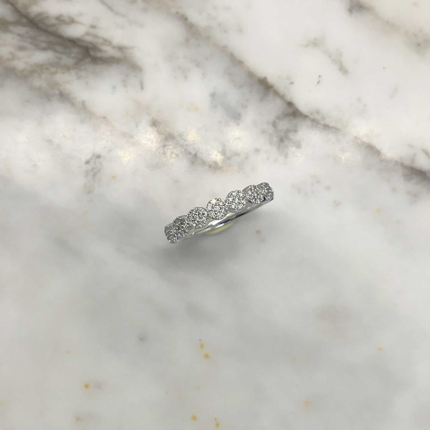 Anillo en oro blanco 10k con varios círculos de diamantes 0.25ctw
