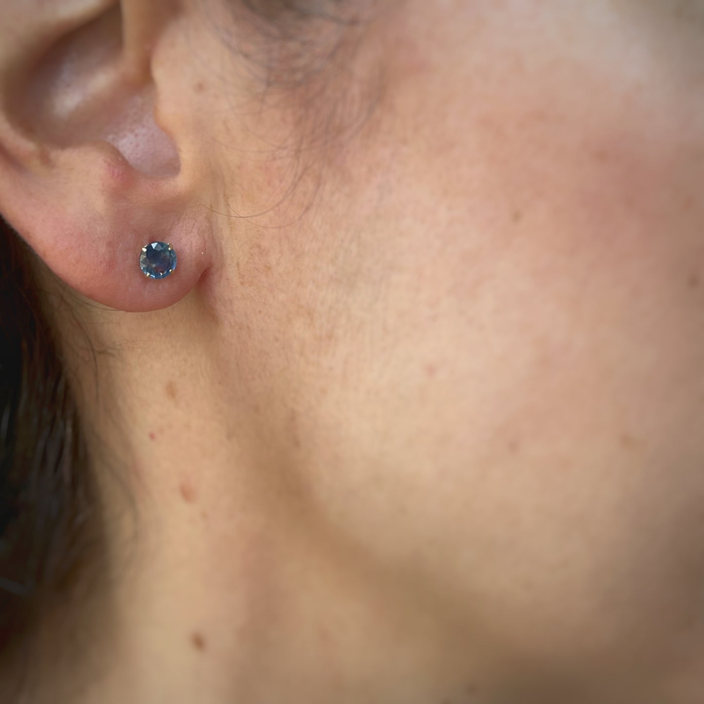 Aretes en oro amarillo 14k con zafiros redondos 5mm