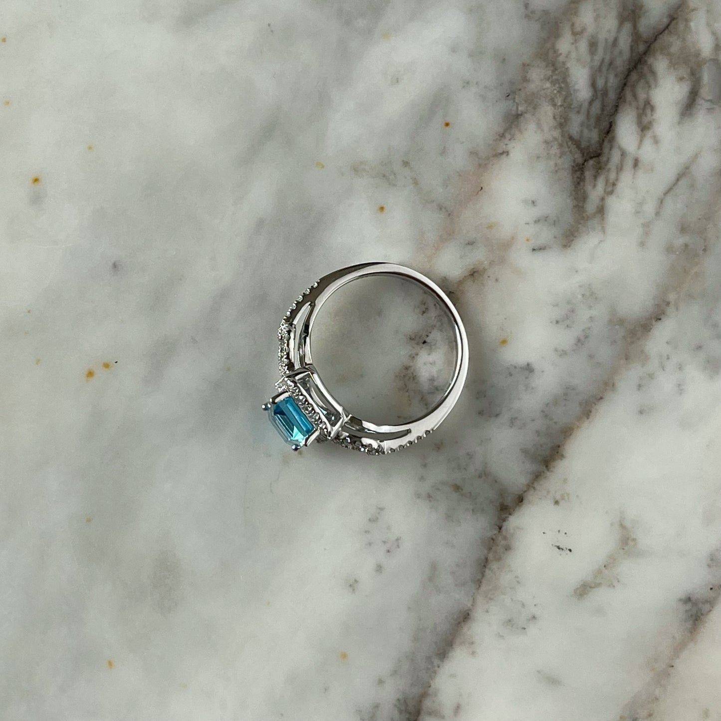 Anillo de plata con Topacio azul y diamantes 0.35ctw
